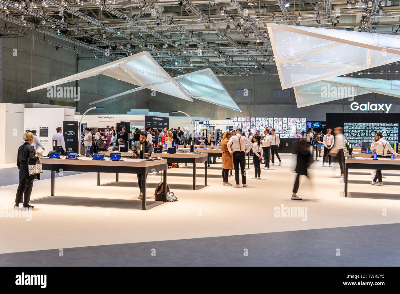 Berlin, Deutschland, 30. August 2018, Samsung Ausstellung Pavillon, Stand auf globale Innovationen zeigen IFA 2018, einheitlich gekleidet Mitarbeiter im Kundendienst Stockfoto