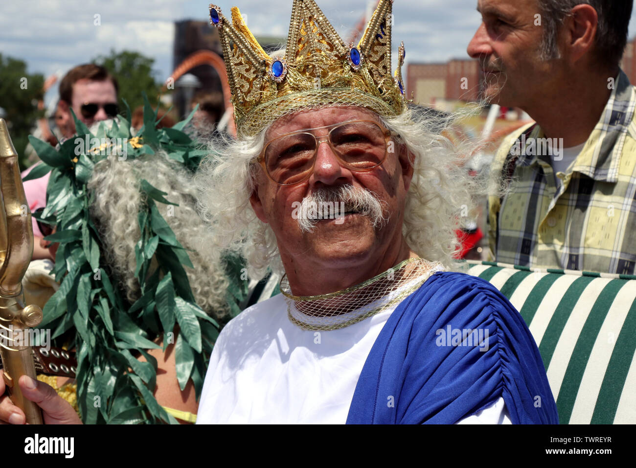 New York City, New York, USA. 22. Juni, 2019. American Folk singer-songwriter Arlo Guthrie und seine Schwester NORA GUTHERIE waren die 'Neptun'' und 'Queen Mermaid'' der 37. jährlichen Mermaid Parade getreten - aus der Sommersaison am 22 Juni, 2019, mit einer Parade, Surf Avenue verfügt über ein Sortiment von Schwimmern, Marching Bands und bunt kostümierten Jecken am Meer Freizeit- und Unterhaltungszentrum von Coney Island in Brooklyn, New York. Credit: G. Ronald Lopez/ZUMA Draht/Alamy leben Nachrichten Stockfoto