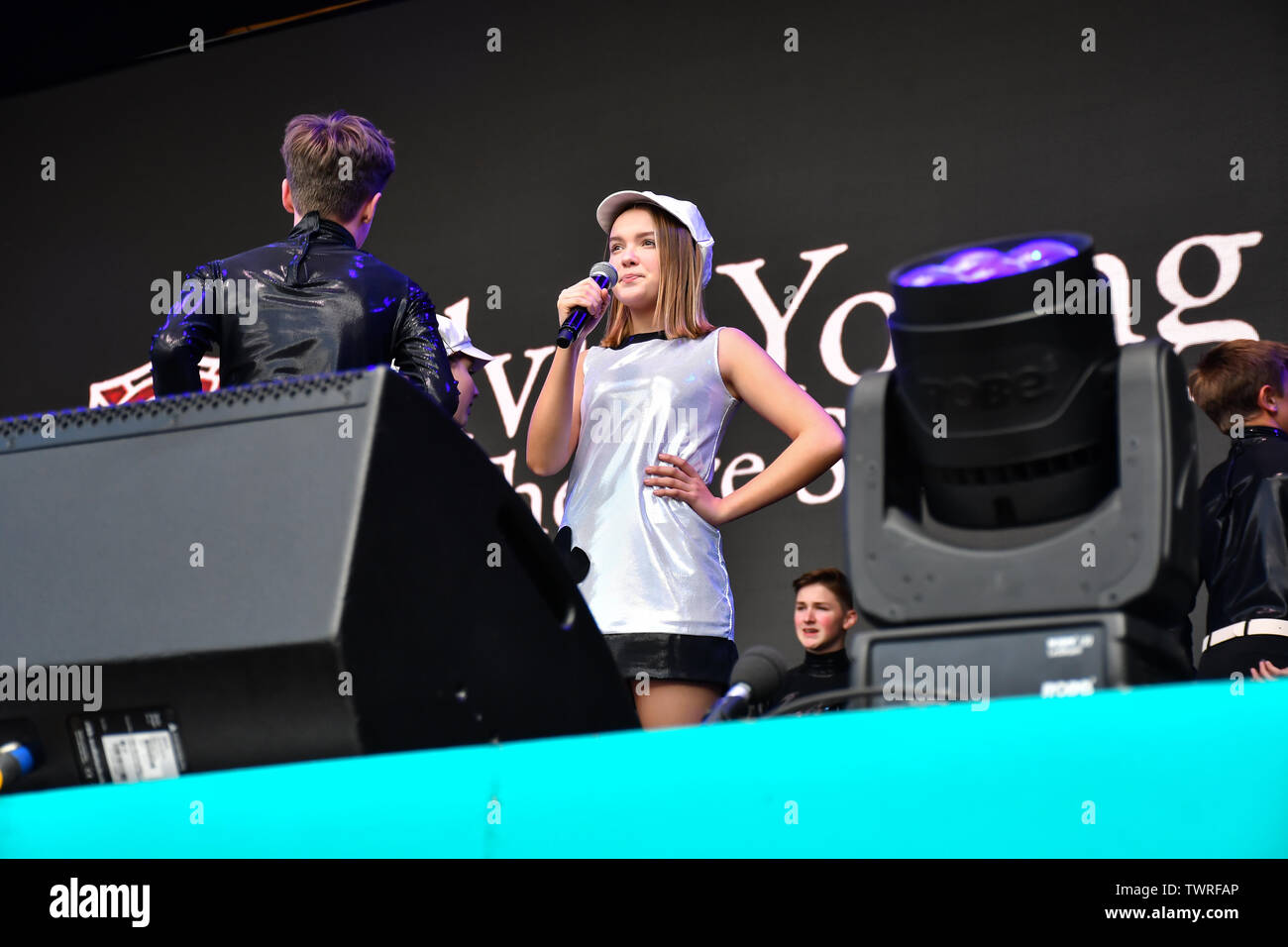 Sylvia Young Theatre School führt bei West End Live 2019 in Trafalgar Square, am 22. Juni 2019, London, UK. Stockfoto