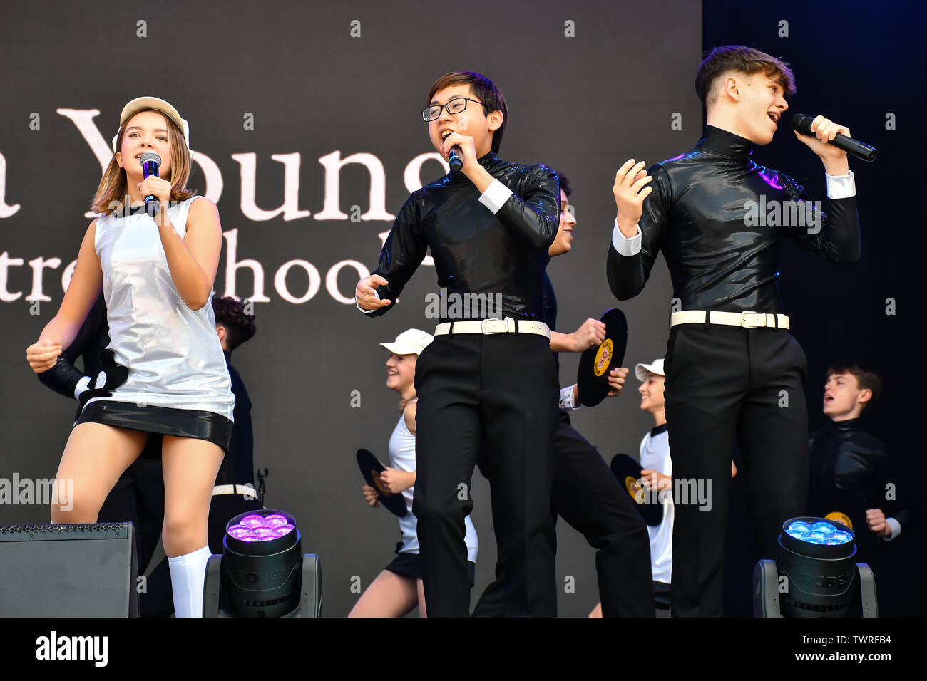 Sylvia Young Theatre School führt bei West End Live 2019 in Trafalgar Square, am 22. Juni 2019, London, UK. Stockfoto