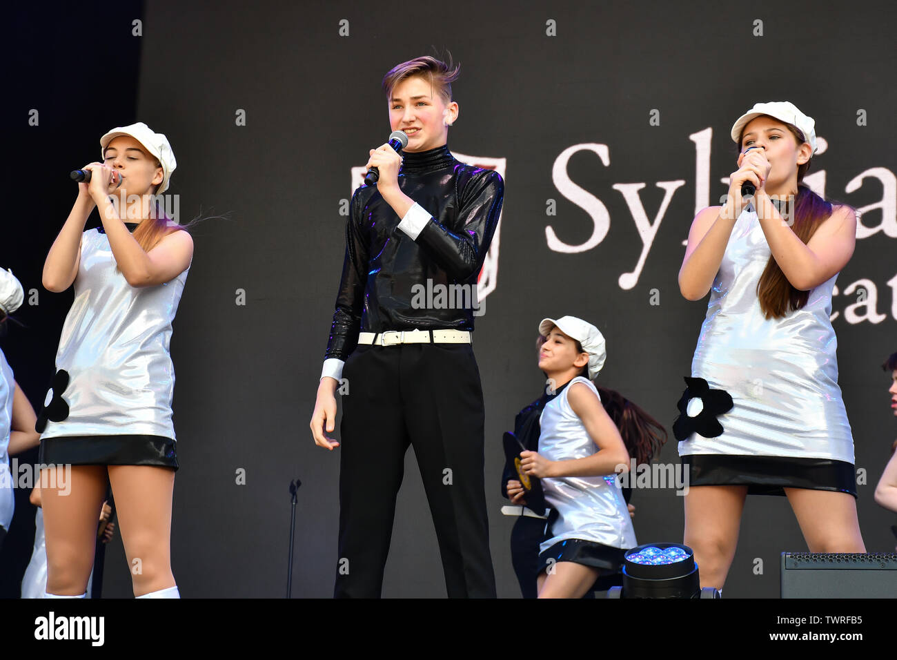 Sylvia Young Theatre School führt bei West End Live 2019 in Trafalgar Square, am 22. Juni 2019, London, UK. Stockfoto
