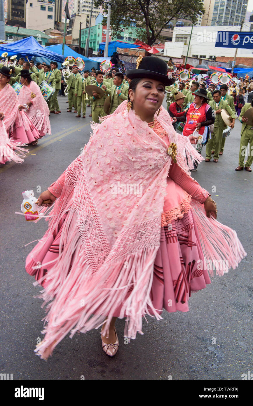 Cholita tanzen im Gran Poder Festival, La Paz, Bolivien Stockfoto