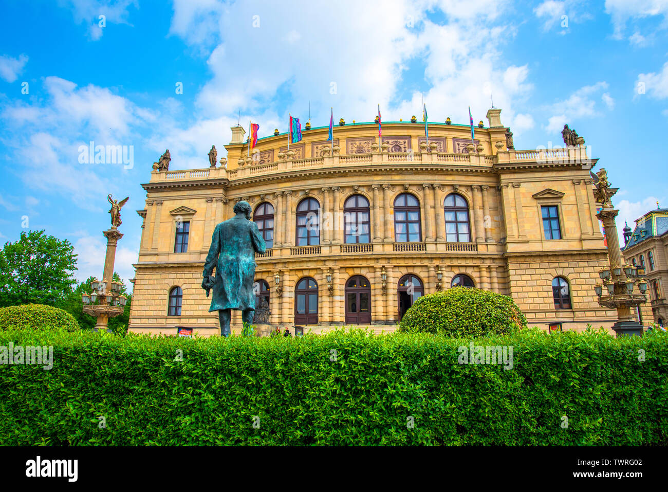 Das Rudolfinum ist ein Auditorium und eine der wichtigsten neo-renaissance Gebäude in Prag. Es ist durch den Fluss an Jan Palach Square gelegen Stockfoto