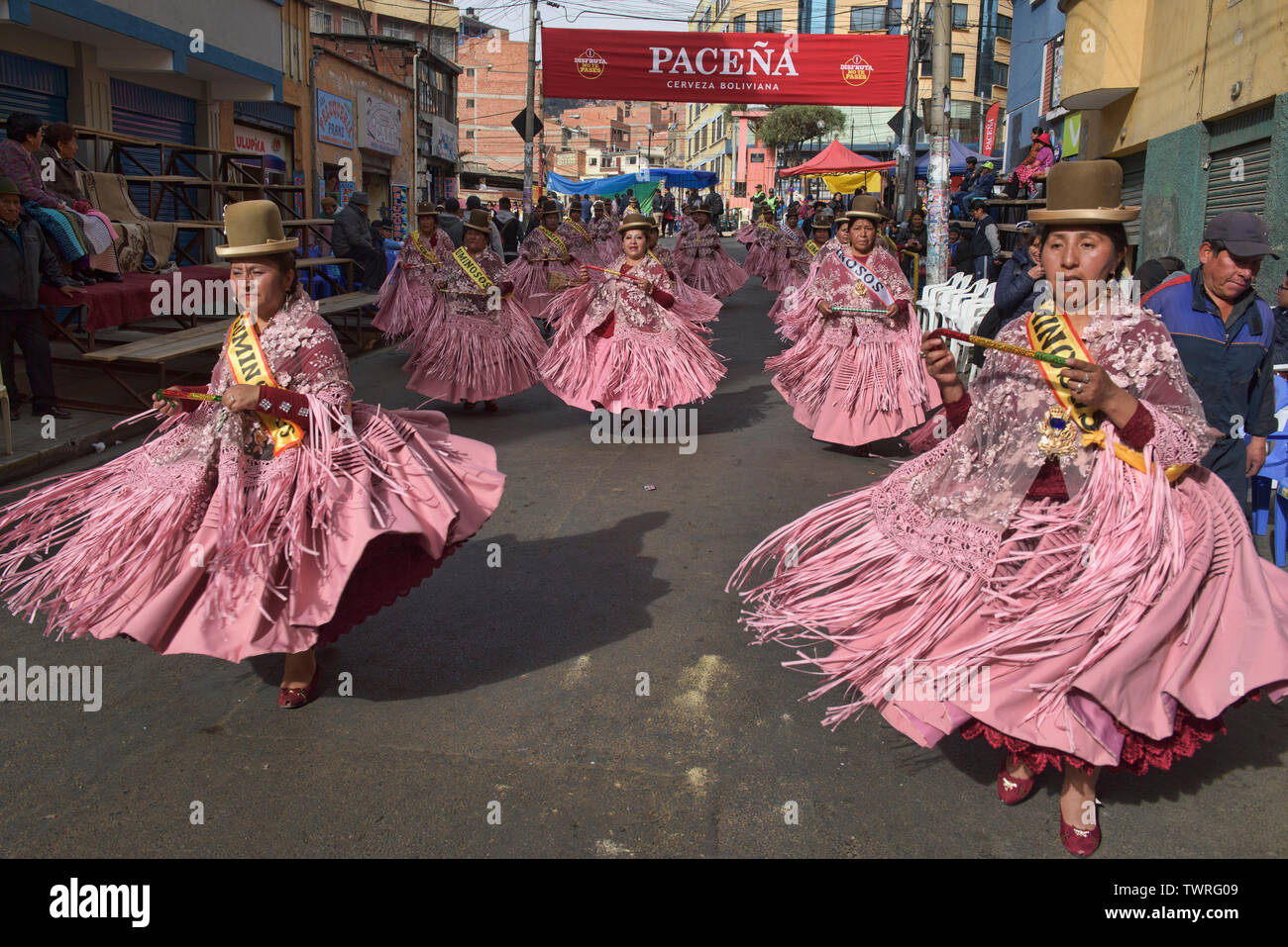 Cholitas tanzen im Gran Poder Festival, La Paz, Bolivien Stockfoto