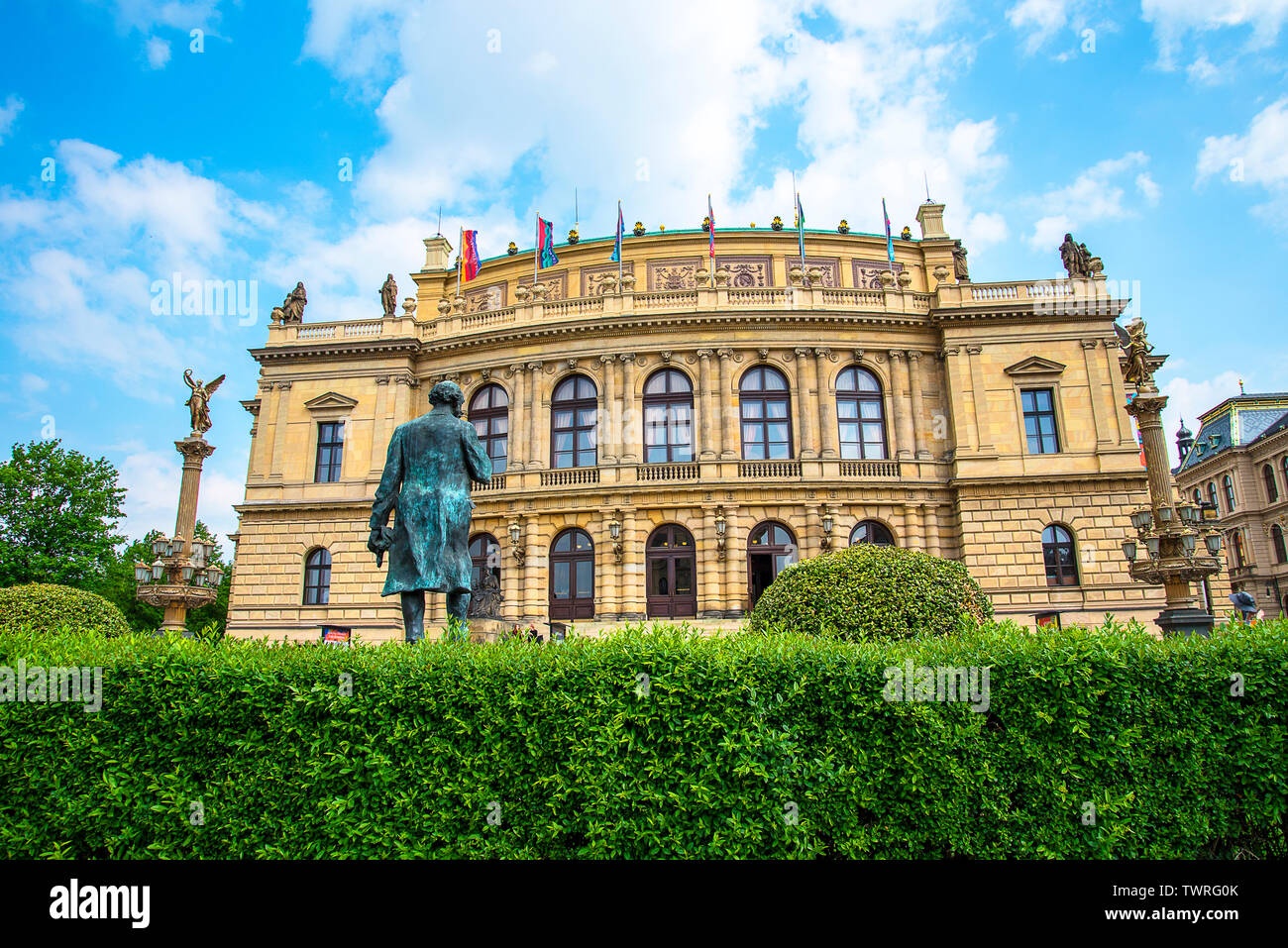 Das Rudolfinum ist ein Auditorium und eine der wichtigsten neo-renaissance Gebäude in Prag. Es ist durch den Fluss an Jan Palach Square gelegen Stockfoto