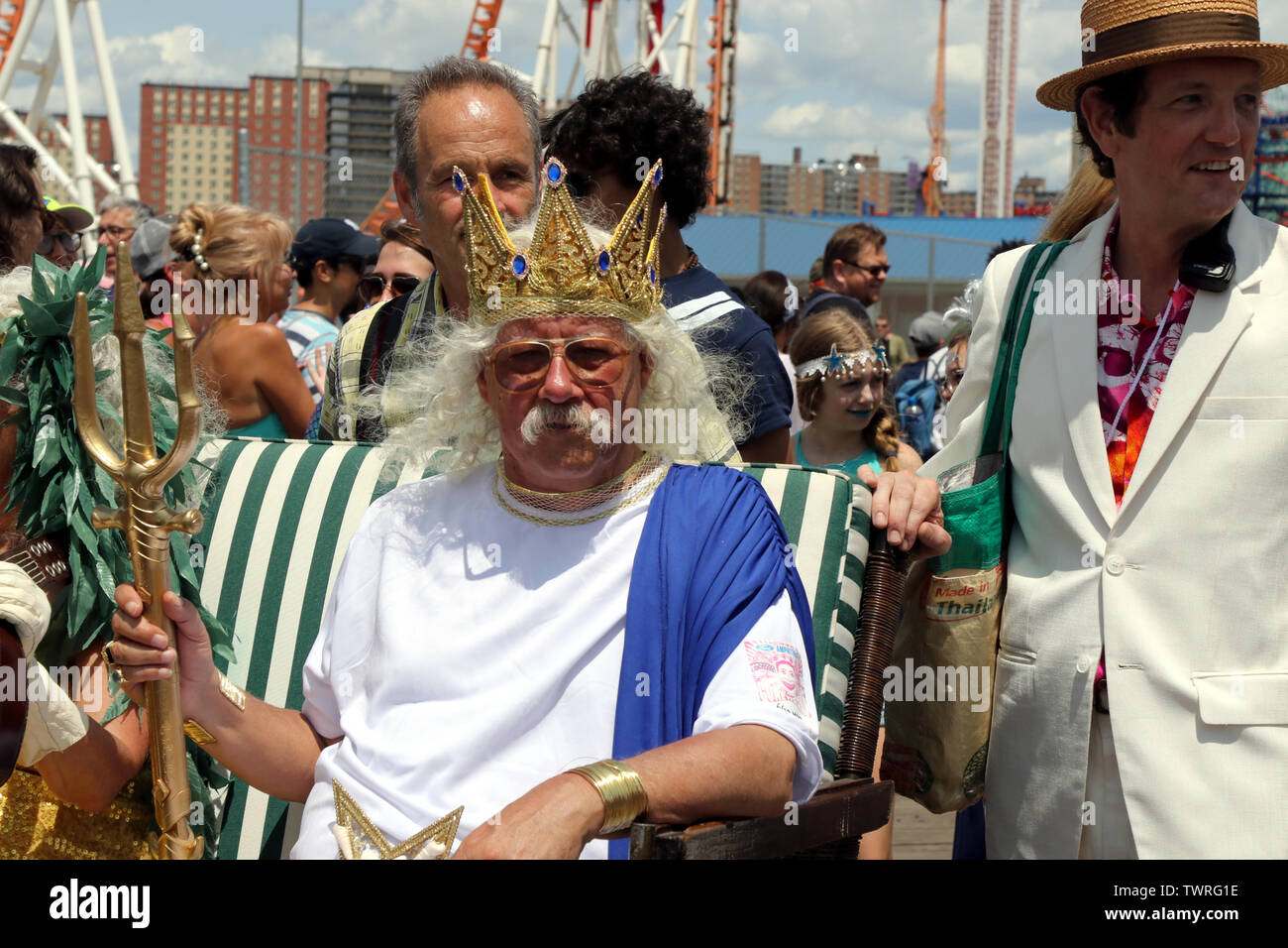 Brooklyn, NY, USA. 22. Juni, 2019. American Folk singer-songwriter Arlo Guthrie und seine Schwester NORA GUTHRIE waren die "König Neptun" und "Queen Mermaid' der 37. jährlichen Mermaid Parade als es getreten - aus der Sommersaison am 22 Juni, 2019, mit einer Parade, Surf Avenue verfügt über ein Sortiment von Schwimmern, Marching Bands und bunt kostümierten Jecken am Meer Freizeit- und Unterhaltungszentrum von Coney Island in Brooklyn, New York. © 2019 G. Ronald Lopez/Alamy leben Nachrichten Stockfoto