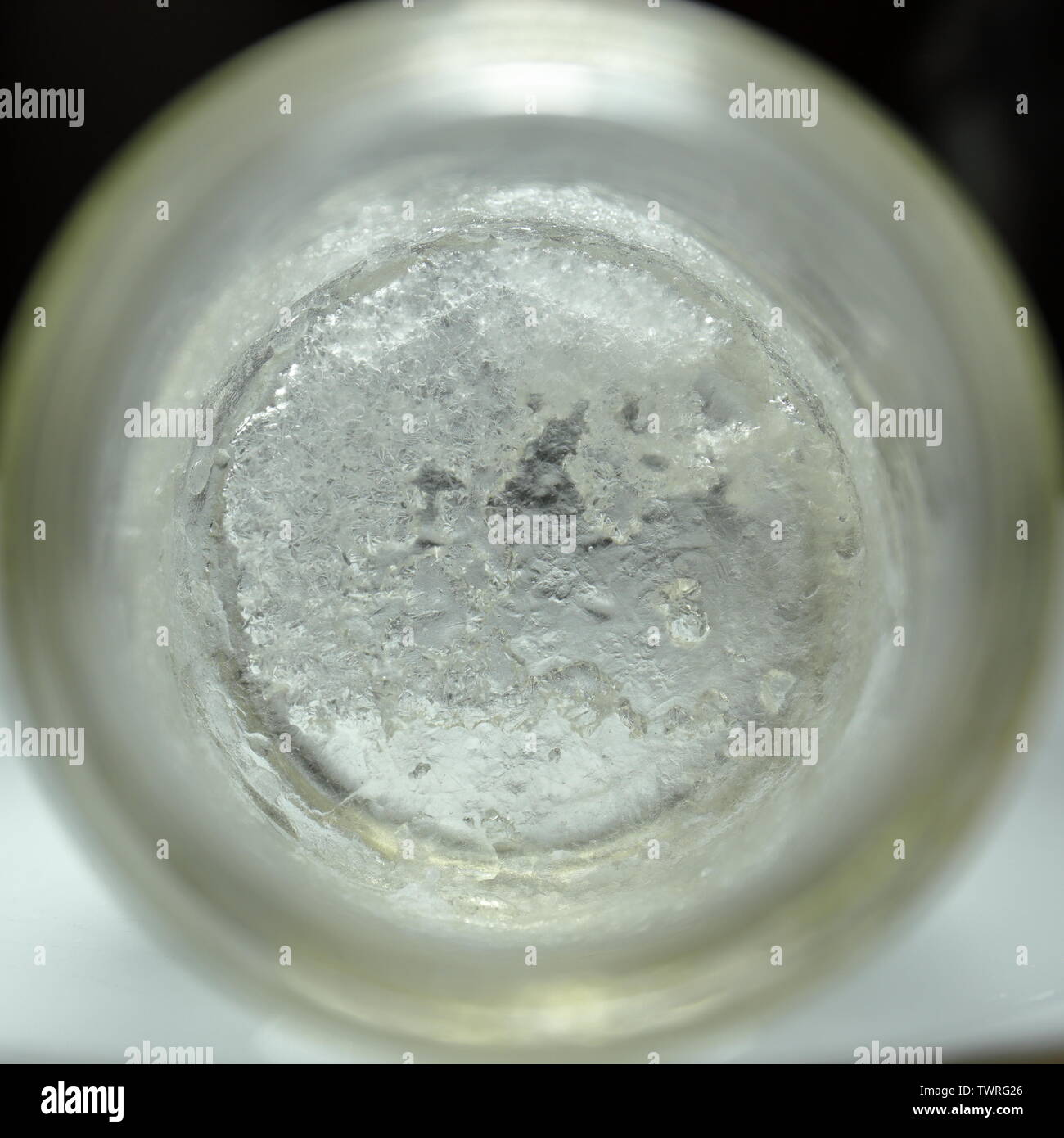 Anzeigen von natriumacetat an der Unterseite einer jar, suchen durch die Oberseite der Jar Stockfoto