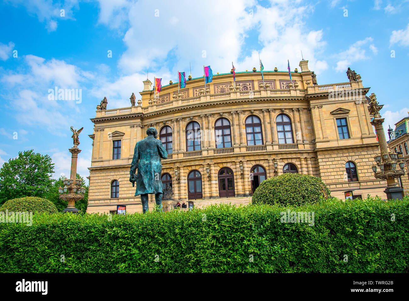 Das Rudolfinum ist ein Auditorium und eine der wichtigsten neo-renaissance Gebäude in Prag. Es ist durch den Fluss an Jan Palach Square gelegen Stockfoto