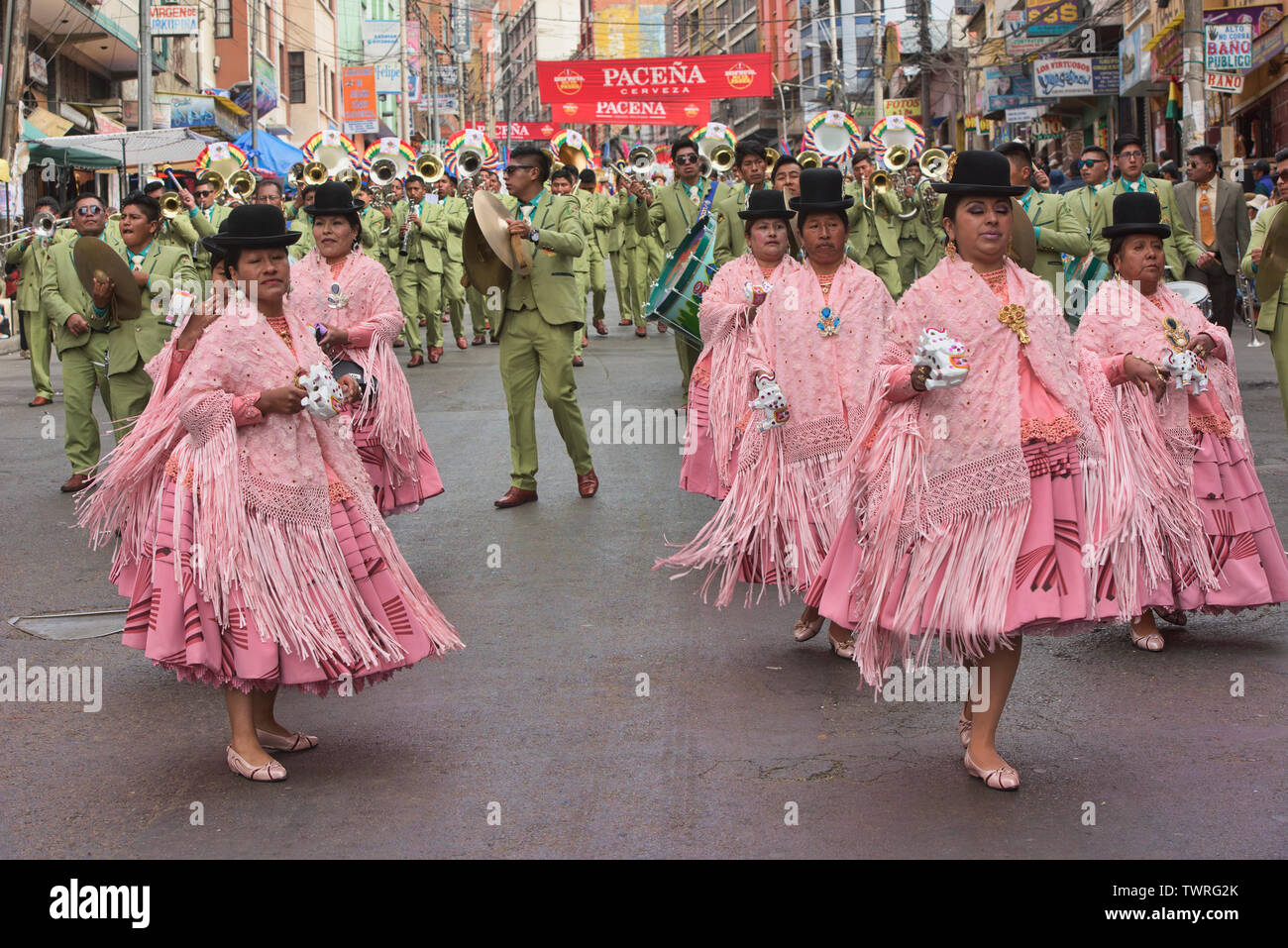 Cholitas tanzen im Gran Poder Festival, La Paz, Bolivien Stockfoto