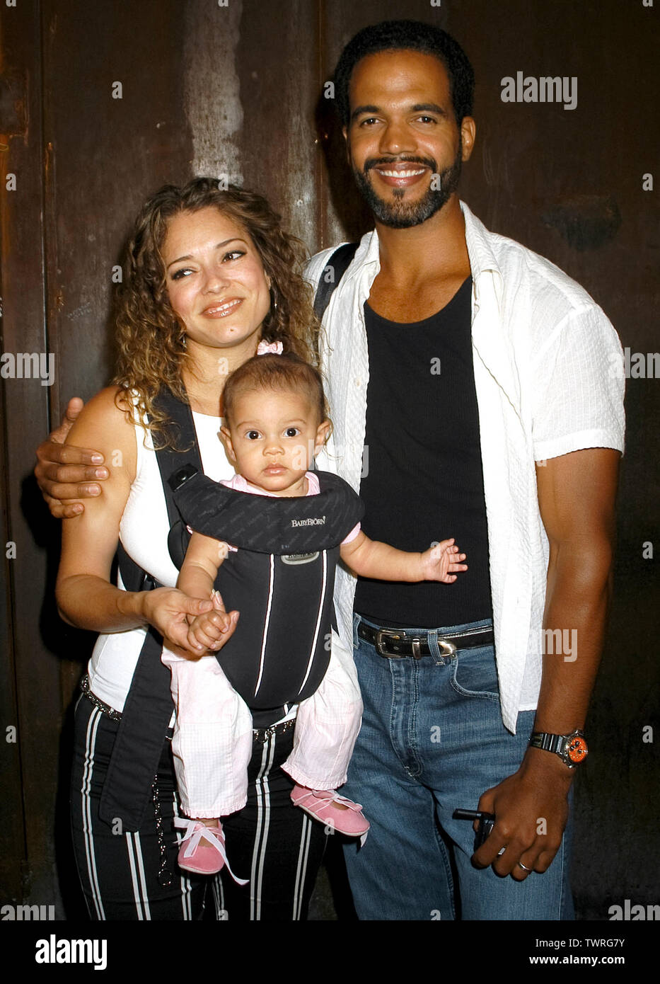 Kristoff St. John, Frau Allana & Tochter Lola am Abend mit den Stars' Desi Geestman Stiftung profitieren Am Ivar in Hollywood, CA. Die Veranstaltung fand am Sonntag, 14. September 2003. Photo Credit: SBM/PictureLux Datei Referenz Nr. 33790-2941 SMBPLX nur für redaktionelle Verwendung - Alle Rechte vorbehalten Stockfoto