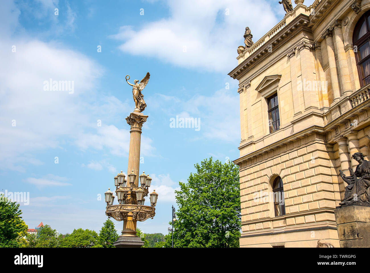 Das Rudolfinum ist ein Auditorium und eine der wichtigsten neo-renaissance Gebäude in Prag. Es ist durch den Fluss an Jan Palach Square gelegen Stockfoto