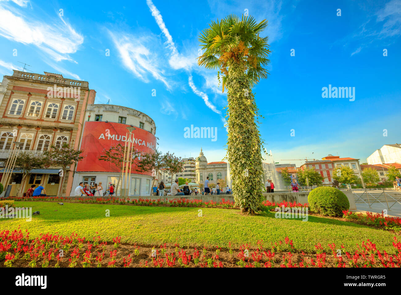 Braga, Portugal - 12. August 2017: Blumenbeete in der Avenida da Liberdade, einer der wichtigsten Straßen von Braga, Überschreiten der Praça da Republica als Arcade bekannt Stockfoto