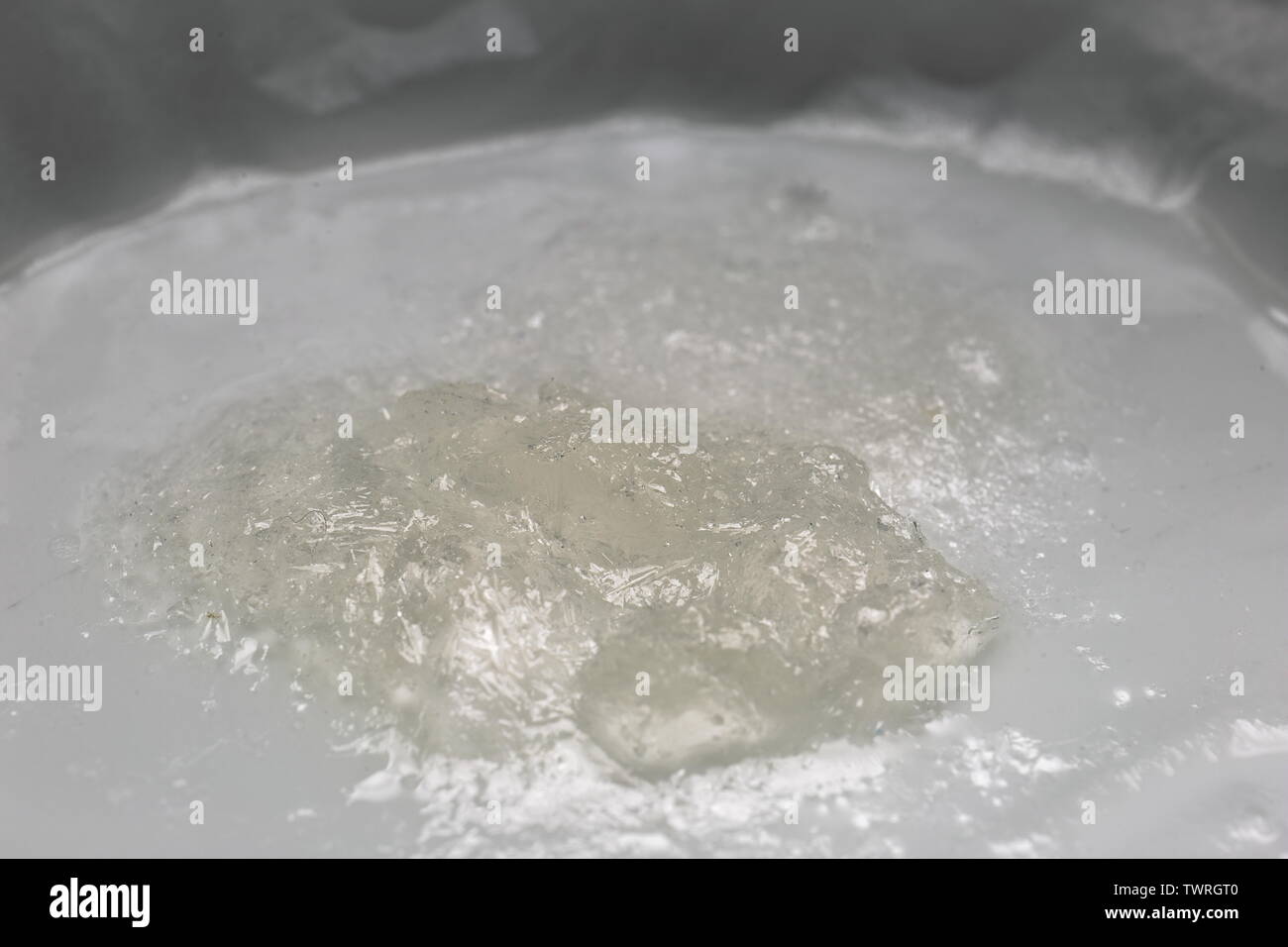 Nahaufnahme eines Blob von natriumacetat Kristalle trocknen auf einen Kaffeefilter Stockfoto