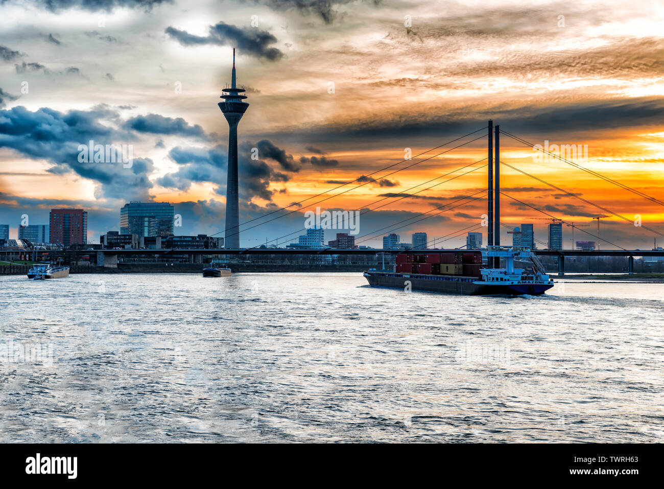 Landschaft Blick auf den Sonnenuntergang über dem Rhein mit Brücke und Düsseldorf City scape, Deutschland Stockfoto