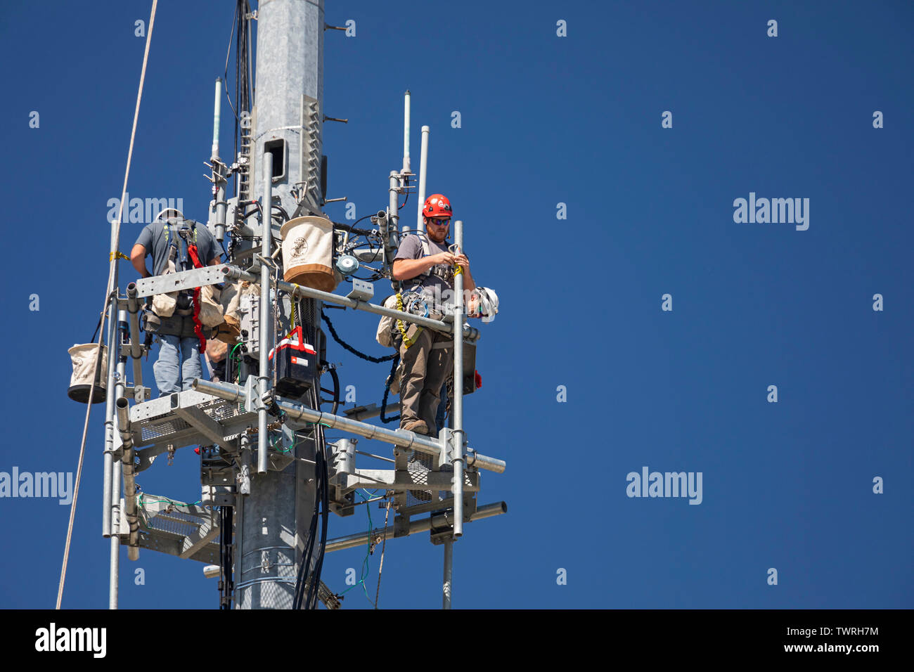 Detroit, Michigan - Arbeitnehmer Ausrüstung auf einem Handy Kommunikation Turm für T-Mobile installieren. Stockfoto