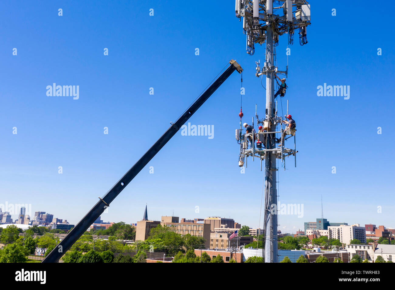 Detroit, Michigan - Arbeitnehmer Ausrüstung auf einem Handy Kommunikation Turm für T-Mobile installieren. Stockfoto