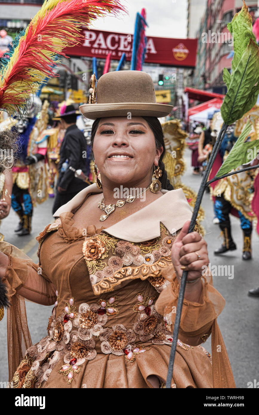 Cholita Feiern im Gran Poder Festival, La Paz, Bolivien Stockfoto