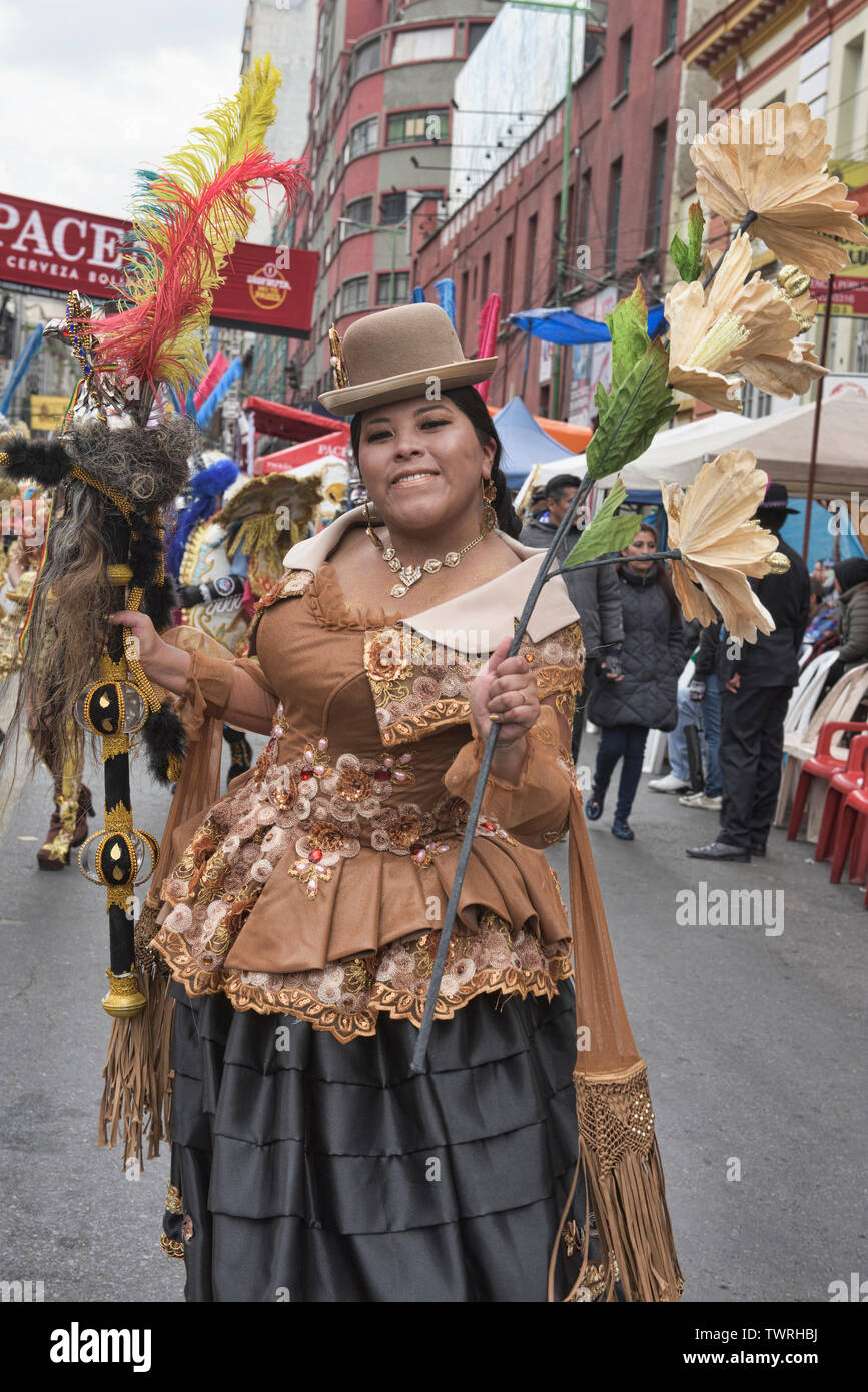 Cholita Feiern im Gran Poder Festival, La Paz, Bolivien Stockfoto