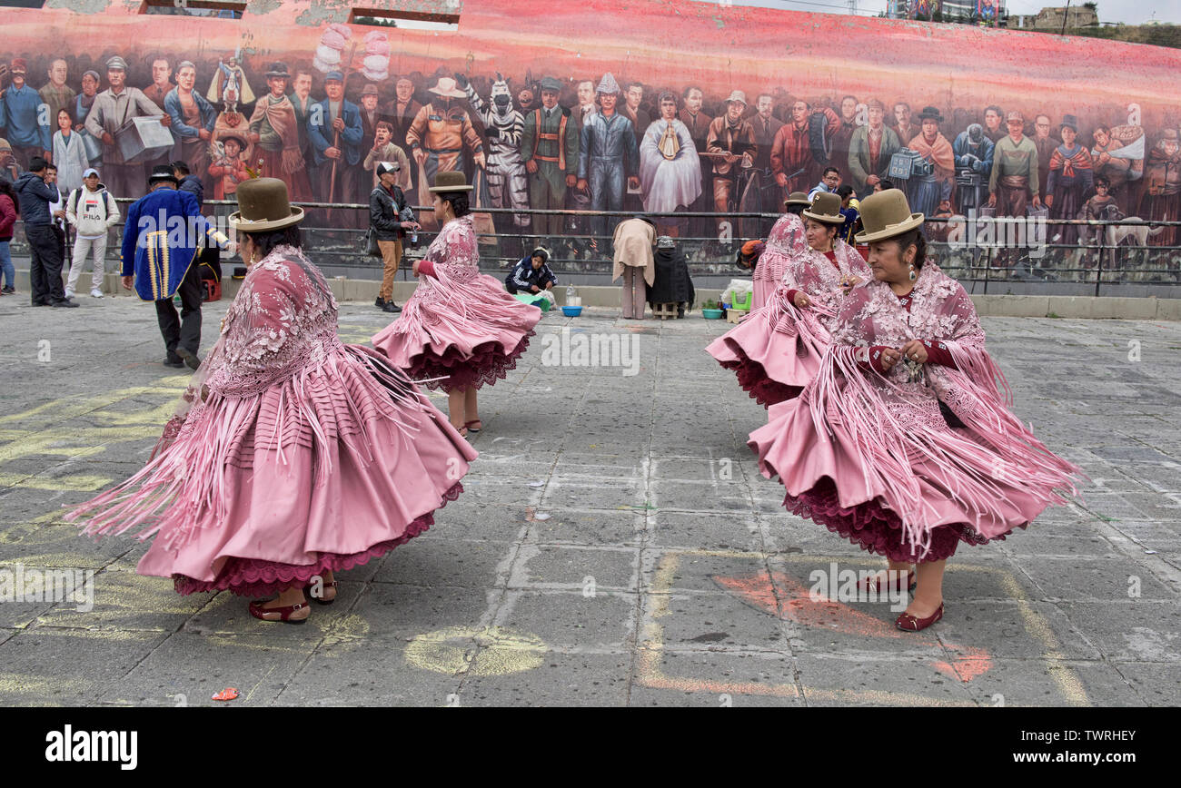 Cholitas tanzen im Gran Poder Festival, La Paz, Bolivien Stockfoto