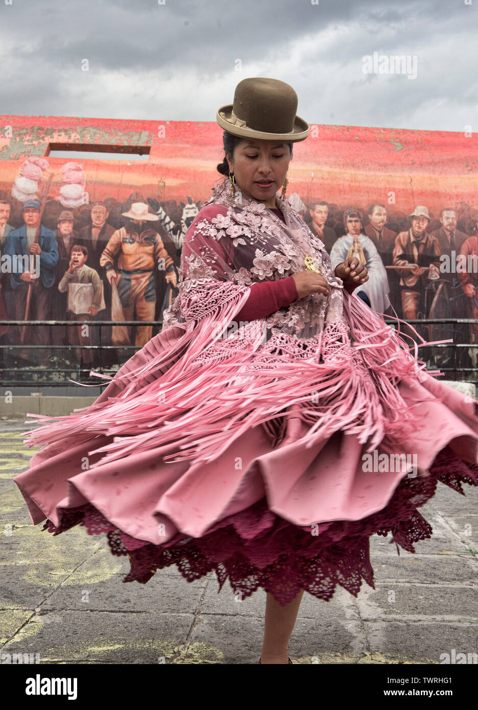 Cholita tanzen im Gran Poder Festival, La Paz, Bolivien Stockfoto