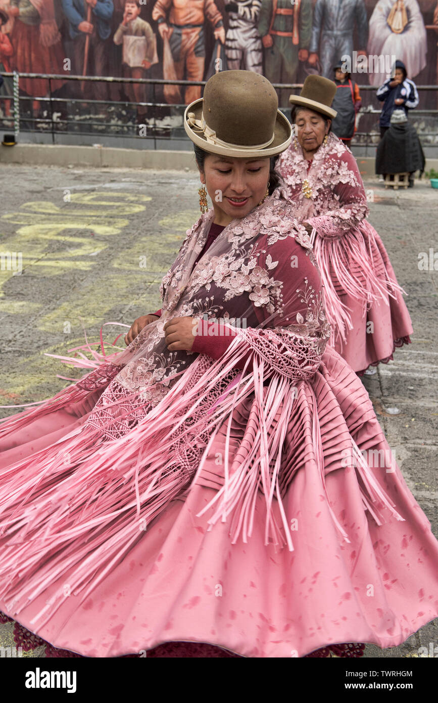 Cholitas tanzen im Gran Poder Festival, La Paz, Bolivien Stockfoto
