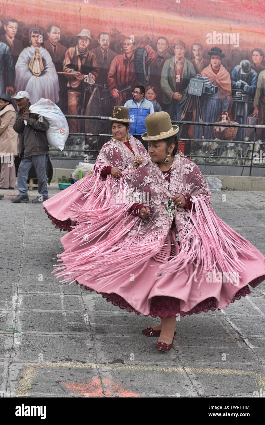 Cholitas tanzen im Gran Poder Festival, La Paz, Bolivien Stockfoto
