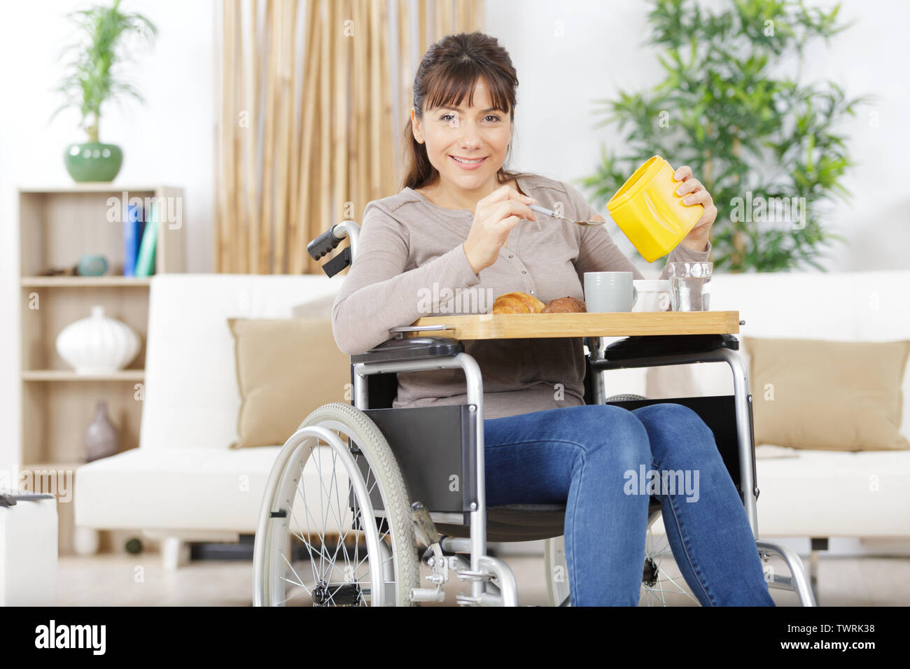 Frau im Rollstuhl hat ihr Frühstück auf einem Tablett Stockfotografie -  Alamy