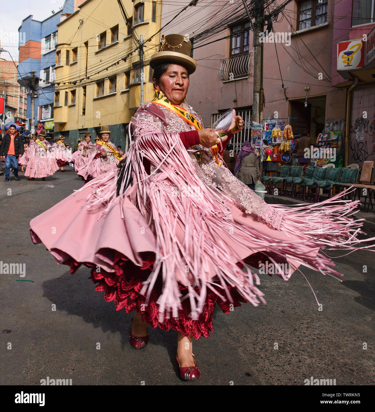Cholita tanzen im Gran Poder Festival, La Paz, Bolivien Stockfoto