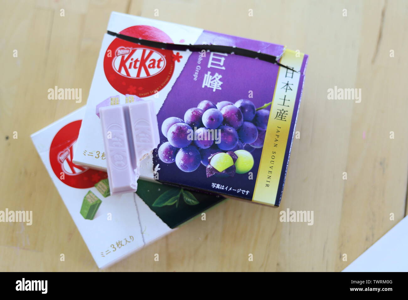 Packungen mit japanischen Kitkat Schokolade in der Traube und Minze Aroma auf einer hölzernen Tisch Stockfoto