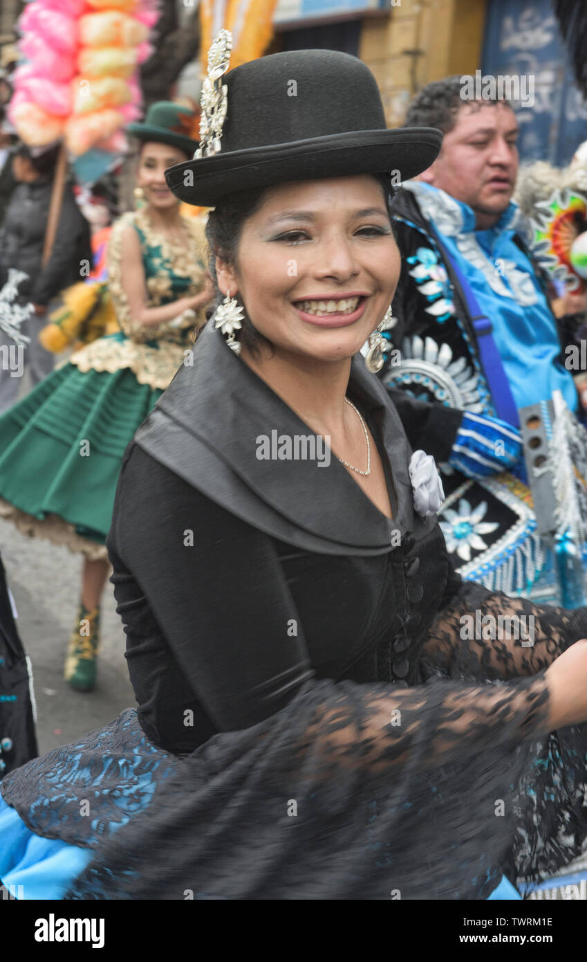 Cholita mit der neuesten Mode im Gran Poder Festival, La Paz, Bolivien Stockfoto
