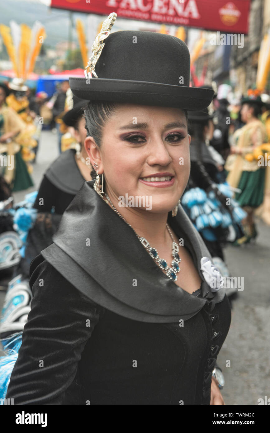 Cholita mit der neuesten Mode im Gran Poder Festival, La Paz, Bolivien Stockfoto