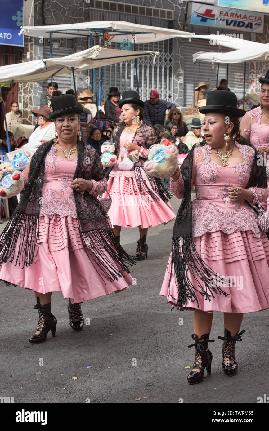 Cholitas tanzen im Gran Poder Festival, La Paz, Bolivien Stockfoto