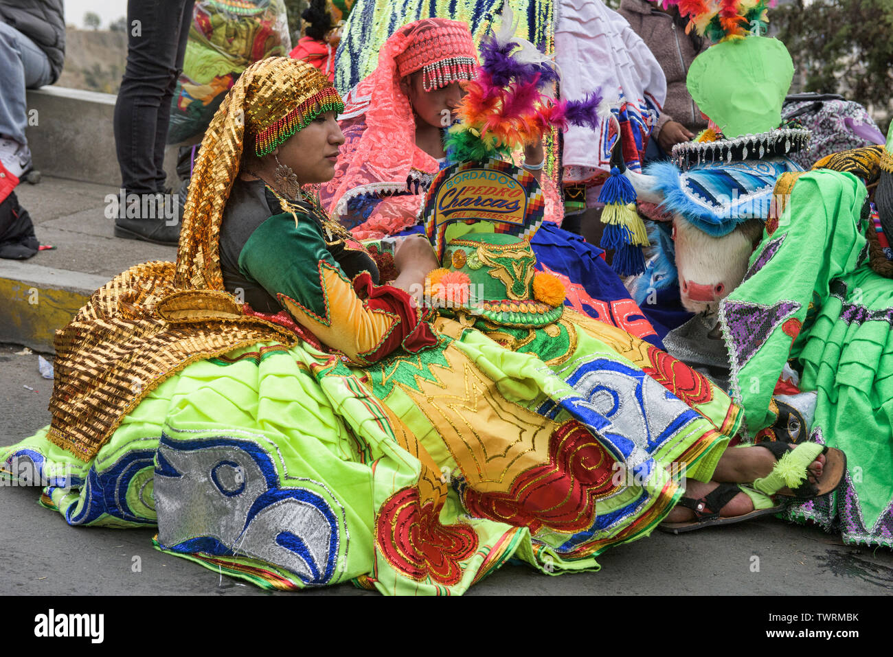 Kostümierte Tänzer über die bunte Gran Poder Festival, La Paz, Bolivien Stockfoto
