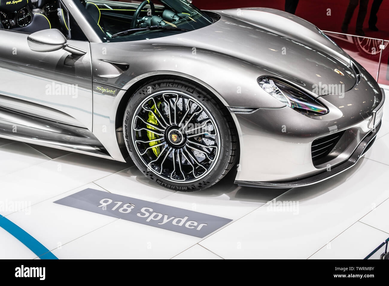 Paris, Frankreich, Oktober 02, 2018: metallic silber Porsche 918 Spyder bei Mondial Paris Motor Show, Mid-Engined Plug-in-Hybrid Porsche Sportwagen Stockfoto