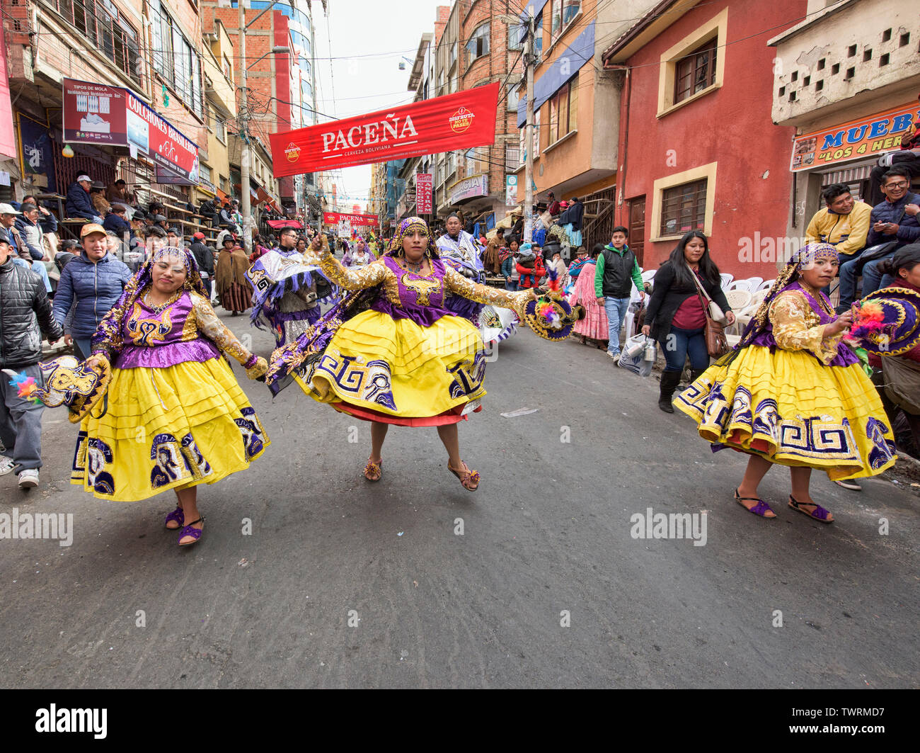 Kostümierte Tänzer über die bunte Gran Poder Festival, La Paz, Bolivien Stockfoto