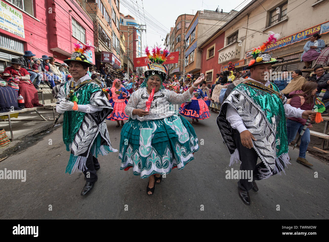 Kostümierte Tänzer über die bunte Gran Poder Festival, La Paz, Bolivien Stockfoto
