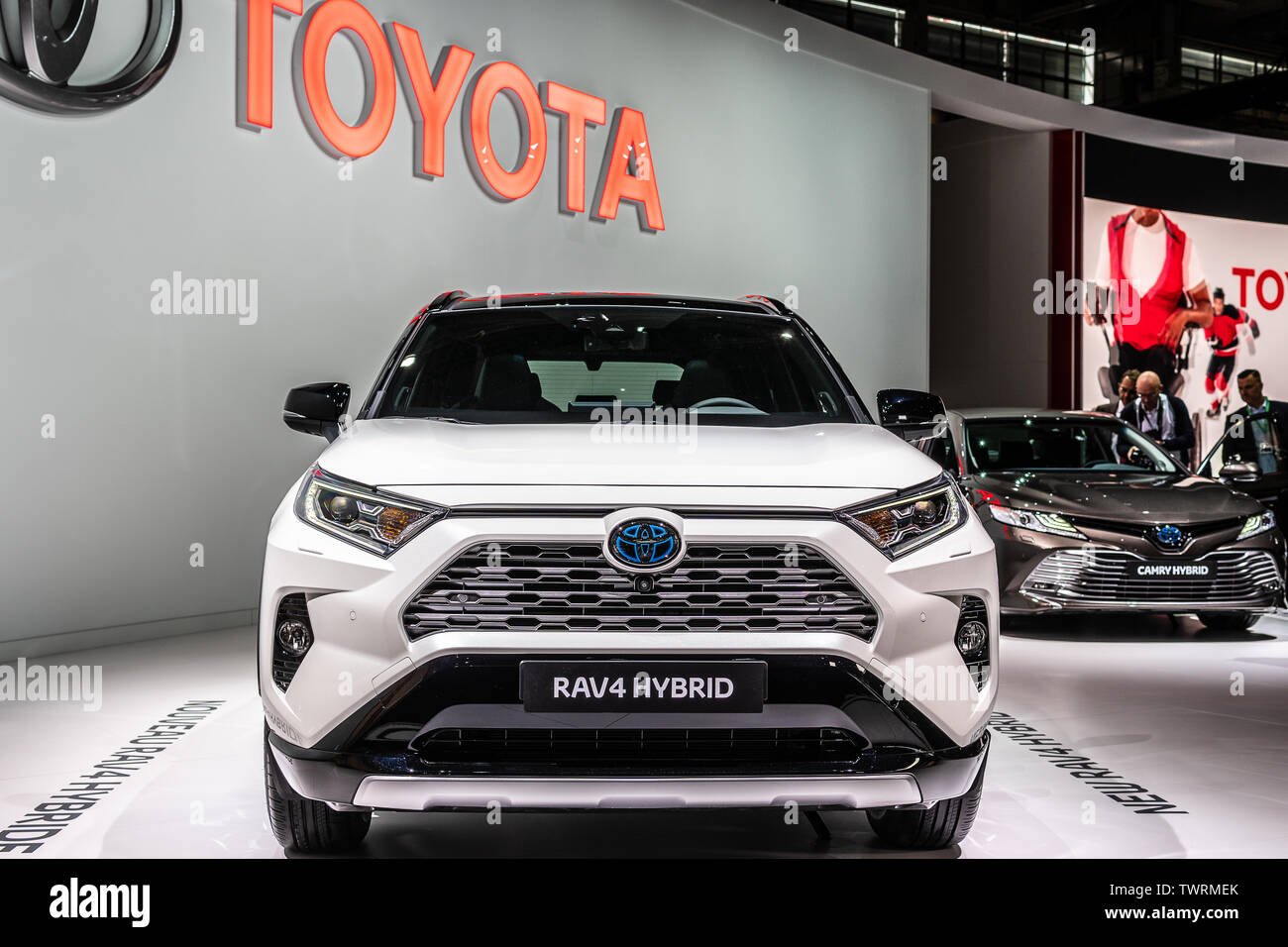 Paris, Frankreich, Oktober 02, 2018: metallic white Toyota RAV4 Hybrid bei Mondial Paris Motor Show, XA 50, 5. Generation produziert von Toyota Stockfoto