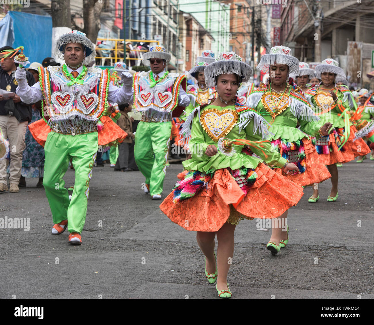 Kostümierte Tänzer über die bunte Gran Poder Festival, La Paz, Bolivien Stockfoto