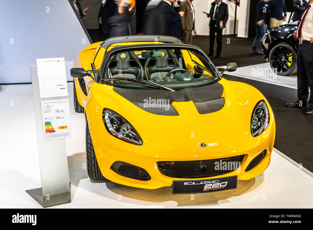 Paris, Frankreich, 02.Oktober 2018 gelbe Lotus Elise Sport 220 Mondial Paris Motor Show, zwei - Sitz, Mitte Roadster von Lotus Cars mit Selbstzündungsmotor Stockfoto