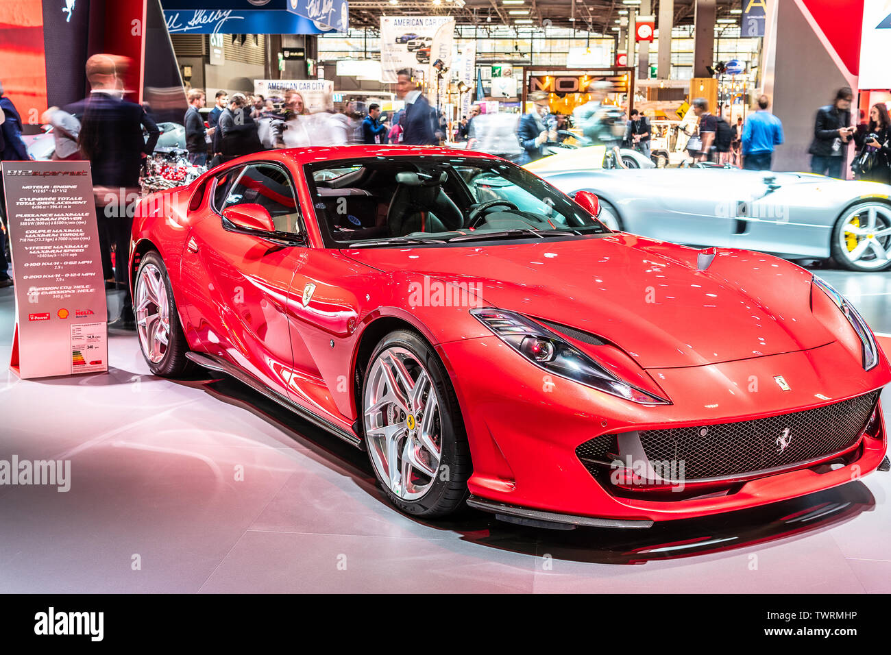 Paris, Frankreich, 02.Oktober 2018 rot metallic Ferrari 812 Superfast bei Mondial Paris Motor Show, Sportwagen von italienischen Hersteller Ferrari Stockfoto