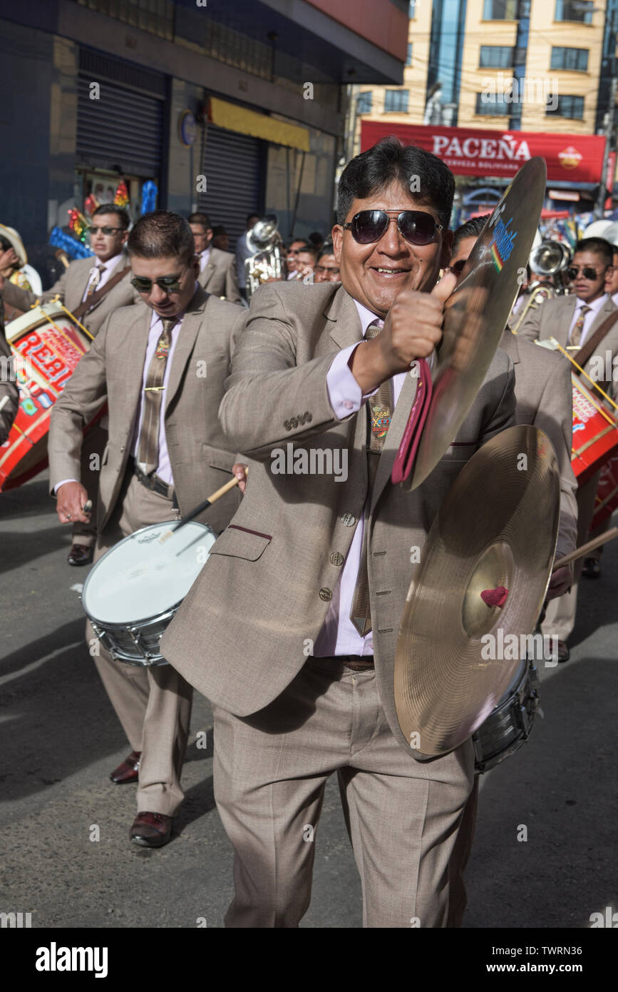 Marching Band, die mit zimbeln an der Gran Poder Festival, La Paz, Bolivien Stockfoto