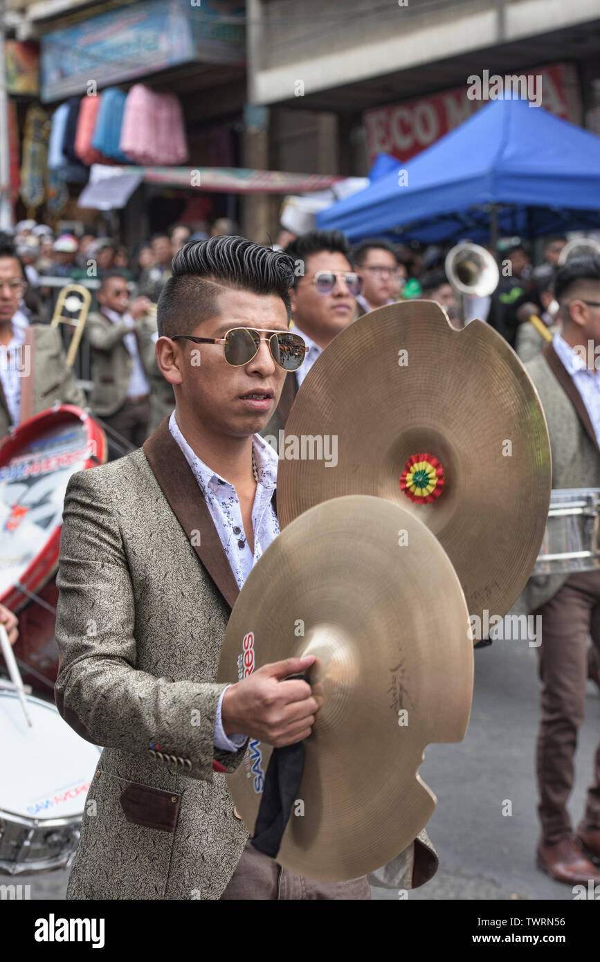 Marching Band, die mit zimbeln an der Gran Poder Festival, La Paz, Bolivien Stockfoto