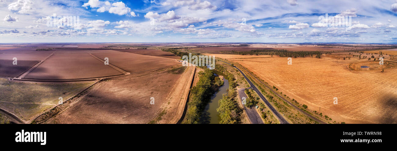 Flache Ebenen um regionale landwirtschaftliche Stadt Moree in Weizen Gürtel der ländlichen NSW-Antenne Panorama über kultivierte Farmen entlang Gwydir River und Neue Stockfoto