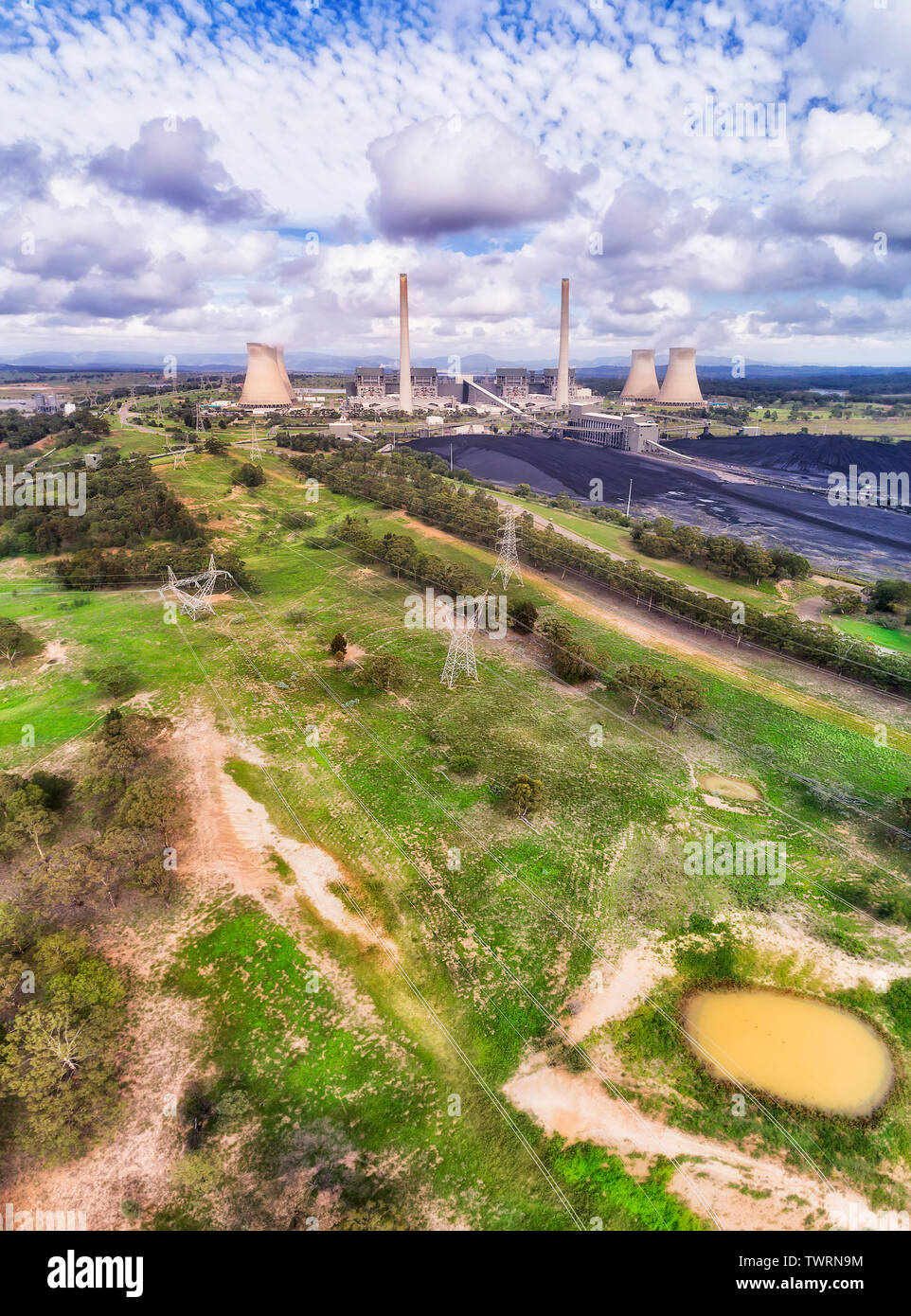 Generation von electrisity durch die Verbrennung von Steinkohle fossilen Brennstoffen bei Bayswater power station in Liddell. Vertikale Antenne Panorama über Boden Landschaft bis t Stockfoto