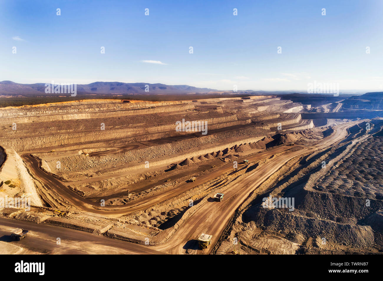 Tiefe exhavation an fossilen Brennstoffen Mineralien aus aufgeschnitten Black Coal Mine in Hunter Valley kohlebecken von Australien mit industriellen Maschinen und Lkw und e Stockfoto