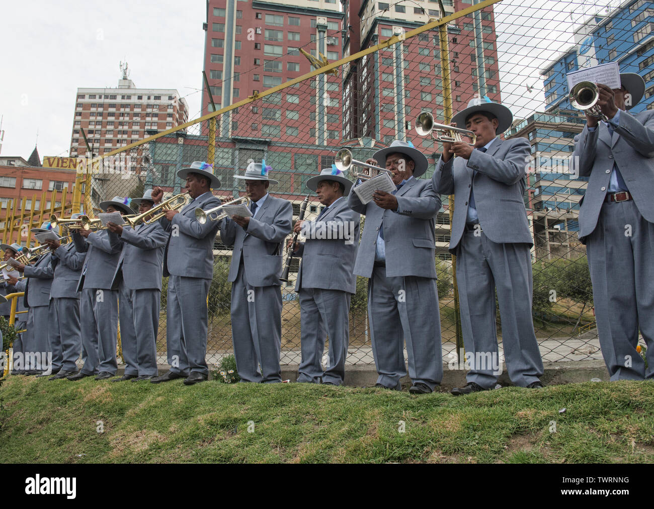 Marching Band Mitglieder mit Trompeten im Gran Poder Festival, La Paz, Bolivien Stockfoto