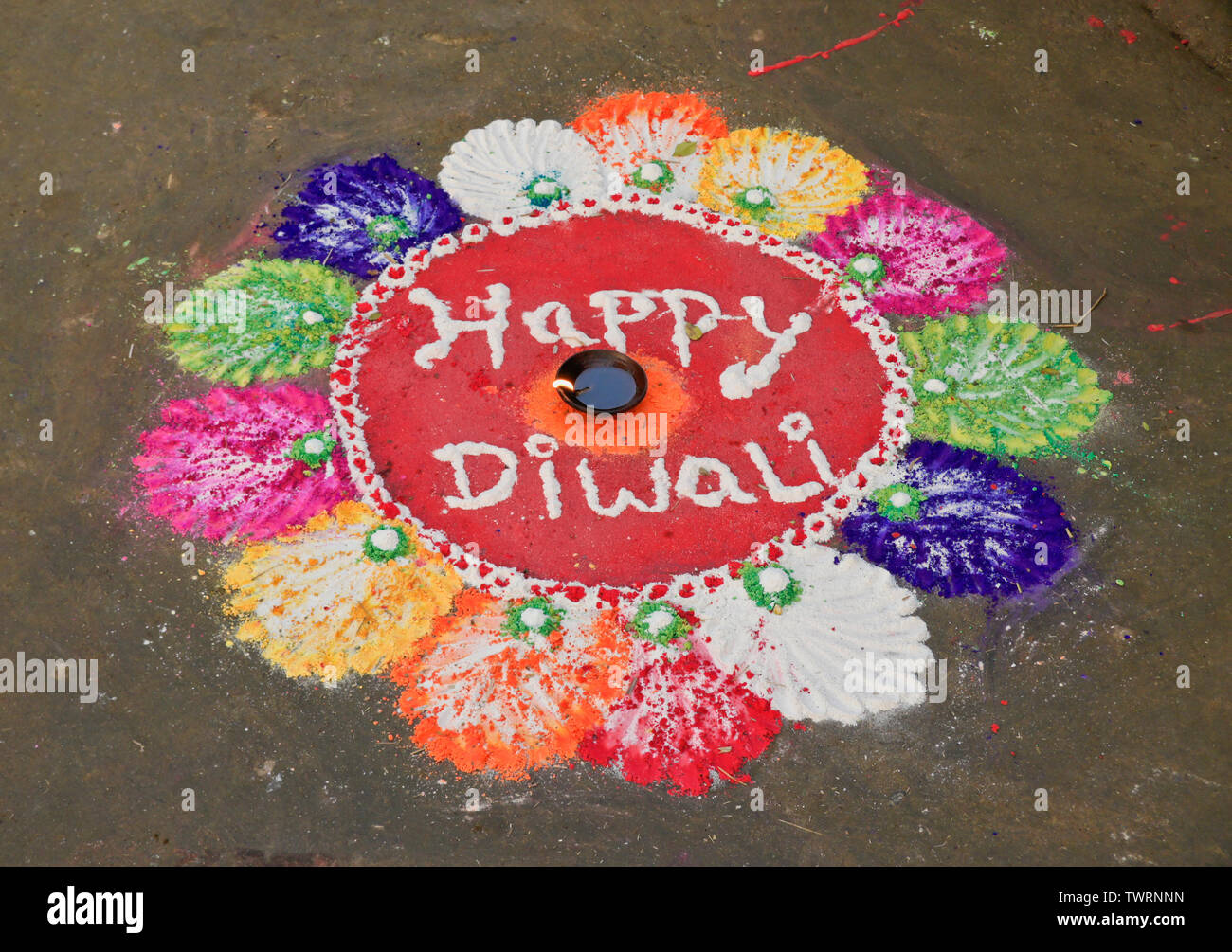 Design aus farbigem Pulver, mit brennenden Butter Lampe in der Mitte, in der Feier von Diwali Urlaub, Nepal Stockfoto