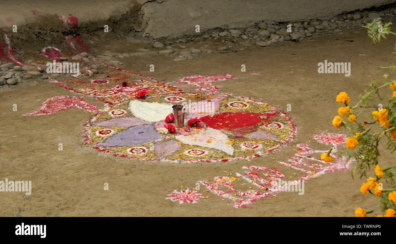 Design aus farbigem Pulver und Blumen, mit brennenden Butter Lampe in der Mitte, in der Feier von Diwali Urlaub, Nepal Stockfoto
