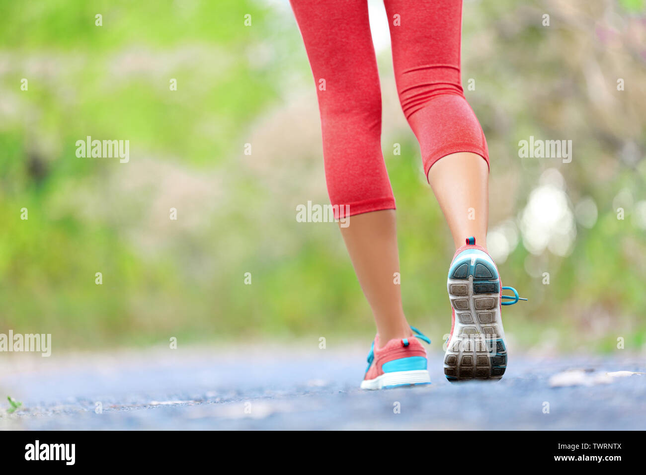Frau mit athletische Beine auf Tippen oder auf der Spur laufen im Wald im gesunden Lebensstil Konzept mit Nahaufnahme auf die Laufschuhe. Weibliche Sportler joggen und Training im Freien. Stockfoto
