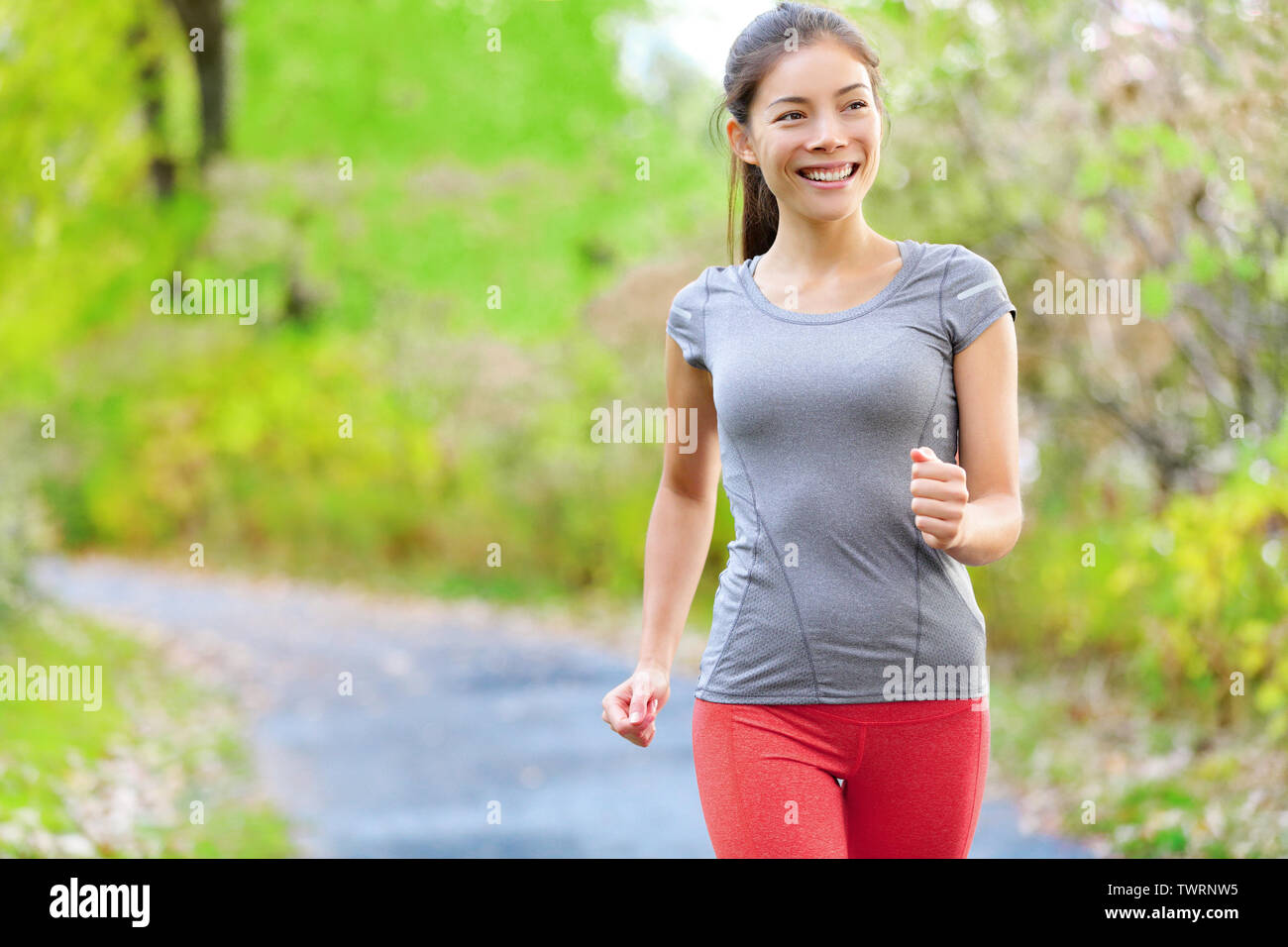 Frau Nordic-walking, joggen und leicht im Wald im Frühling oder Sommer. Sport Fitness Mädchen sport training und Arbeiten leben gesunden, aktiven Lebensstil in den Wald. Stockfoto
